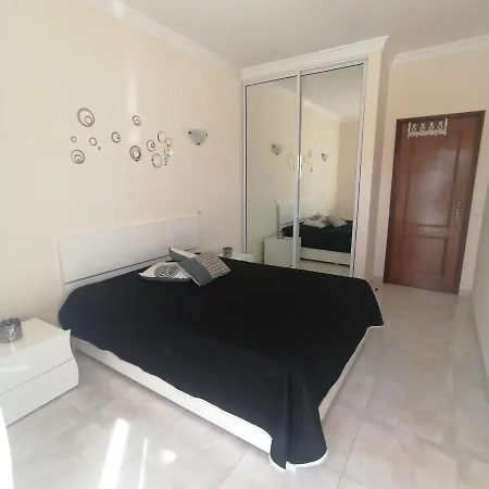 Great Flat With Front Pool View Apartment